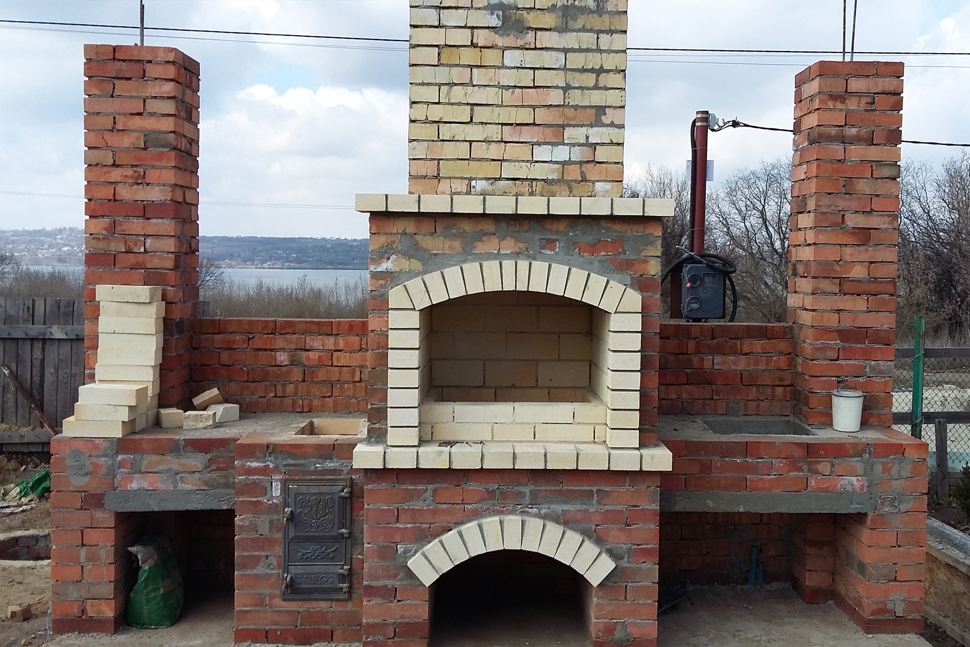 Construction barbecue and fireplaces-min