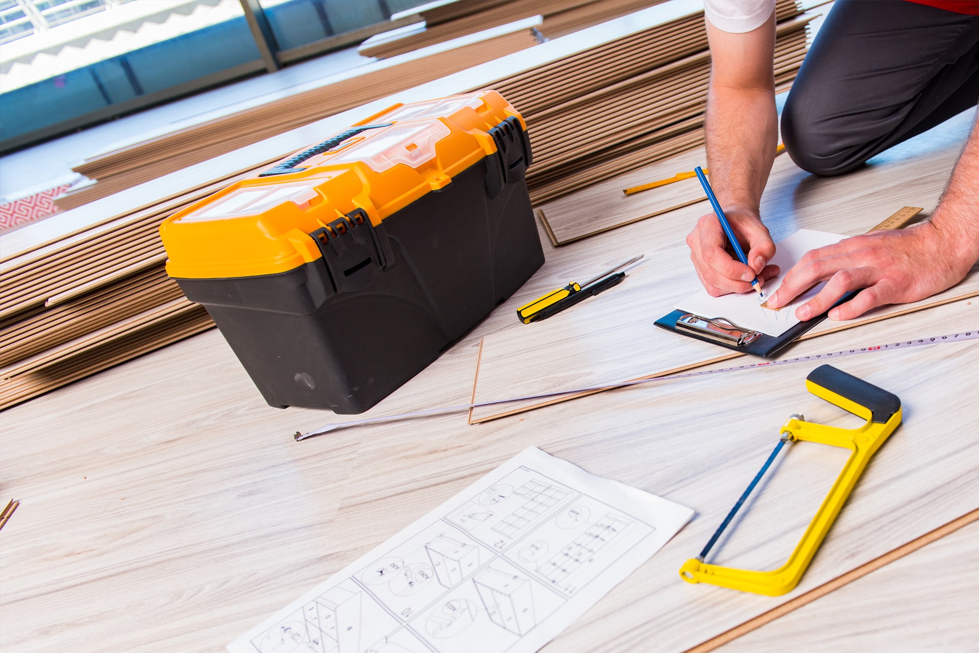 Laying laminate and linoleum-min
